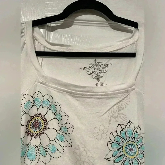 Tommy Hilfiger Beaded Boatneck Cap Sleeve Floral Mandala Graphic Tee Size Small - Picture 2 of 10